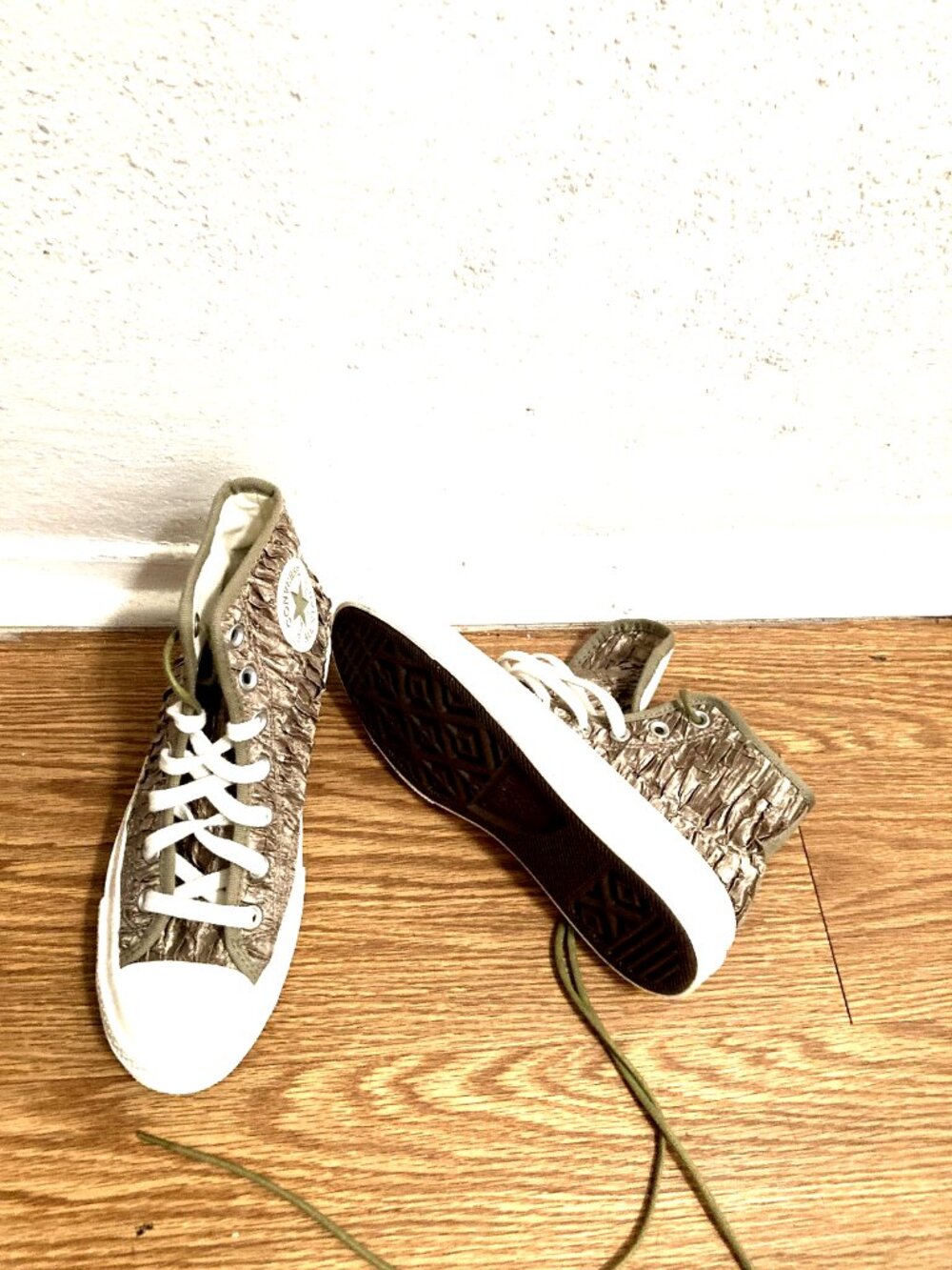 Converse Chuck Taylor Olive Green Sneakers Women's US 7 . Two Laces NWOT-Fits 8